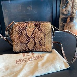 Michael Kor shoulder hand bad brand new. 9X7X3